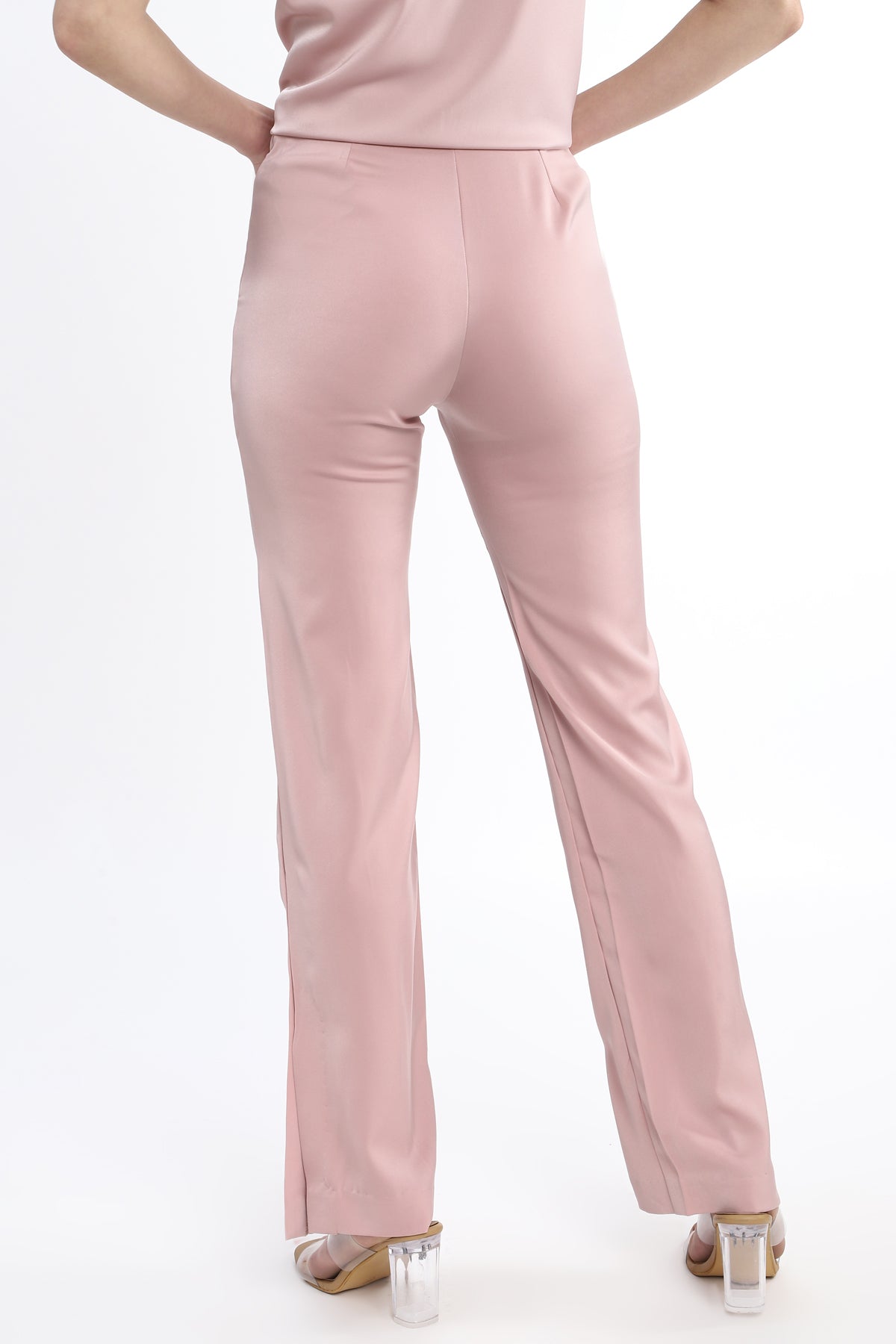 A casual straight fit trouser in Satin with side zipper clouser