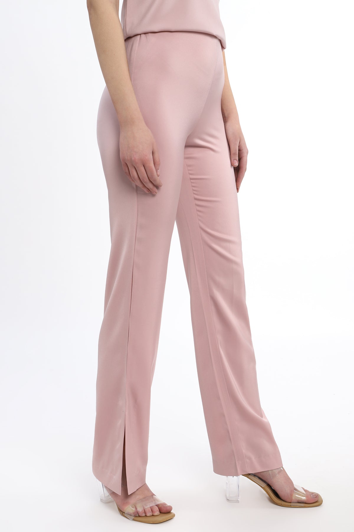 A casual straight fit trouser in Satin with side zipper clouser