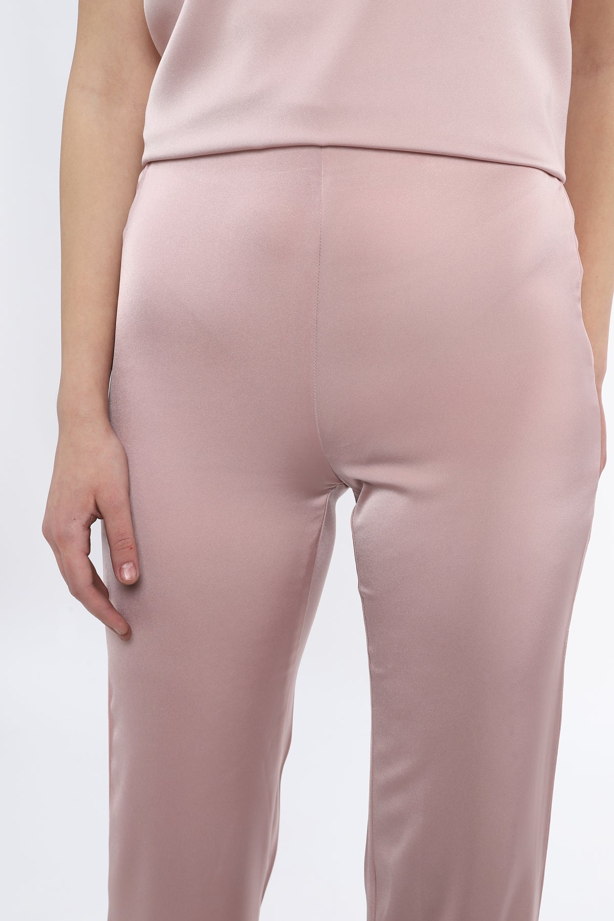 A casual straight fit trouser in Satin with side zipper clouser